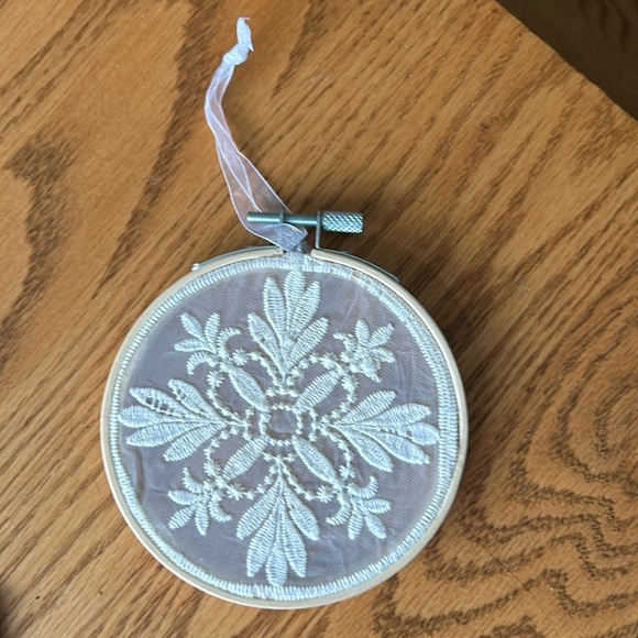 Handcrafted handmade Lace Embroidered Ornament - Picture 1 of 4